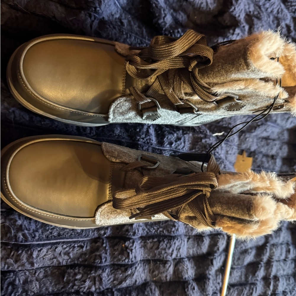 Stylish Fur-Lined Boots never worn tag attached